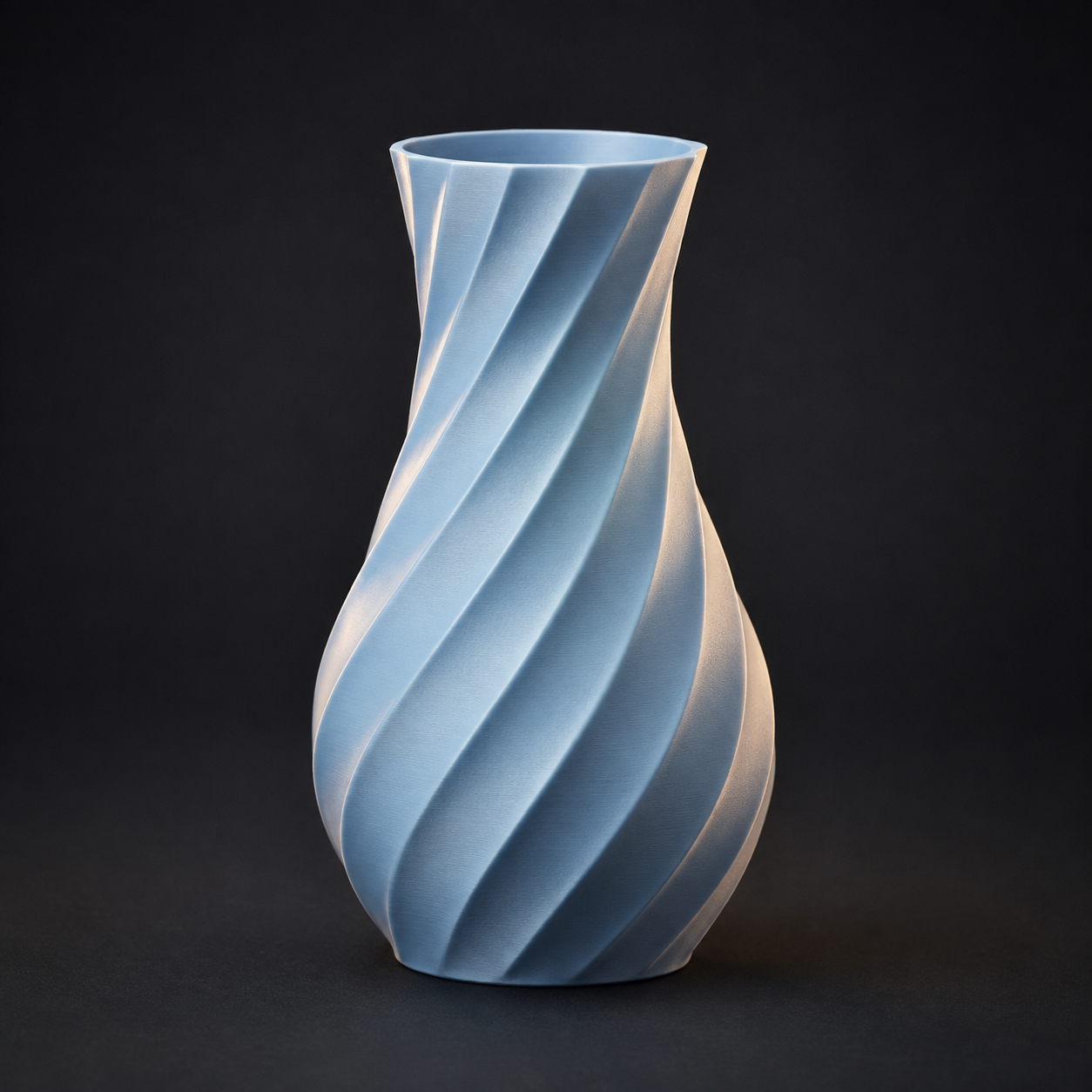 Composição conceitual de um vaso espiral azul com acabamento acetinado e detalhes precisos de impressão 3D